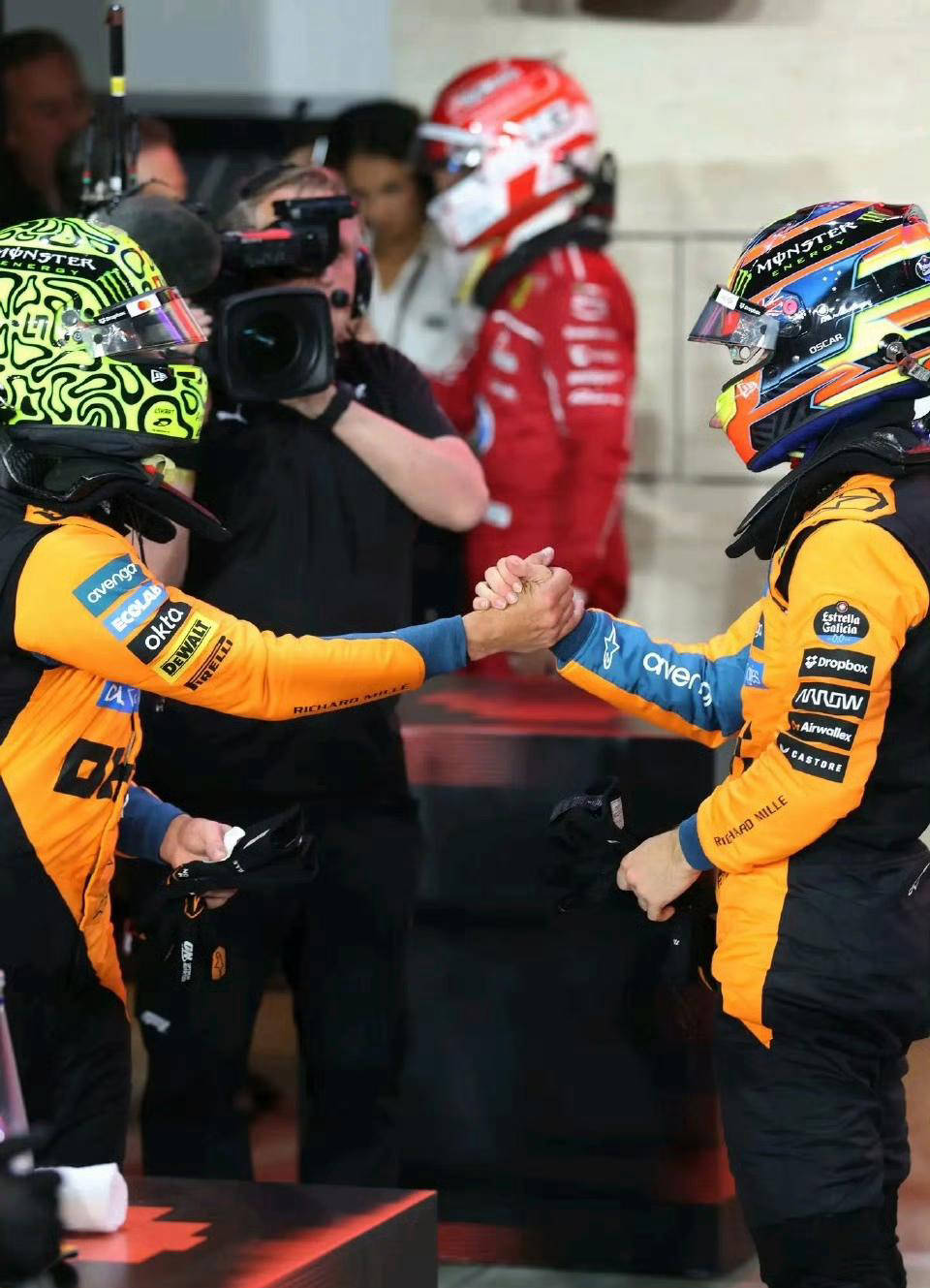 梅赛德斯力克红牛车队,塞恩斯扛起全队 梅赛德斯力克红牛车队,塞恩斯扛起全队