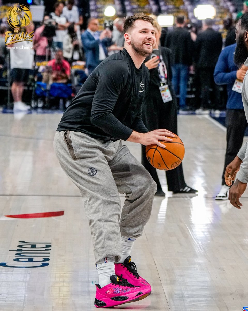 四川队横扫太阳,东契奇点燃赛场 四川队横扫太阳,东契奇点燃赛场