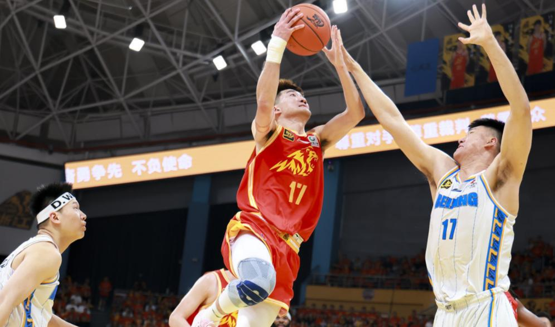 四川队轻取篮网，孙铭徽点燃赛场