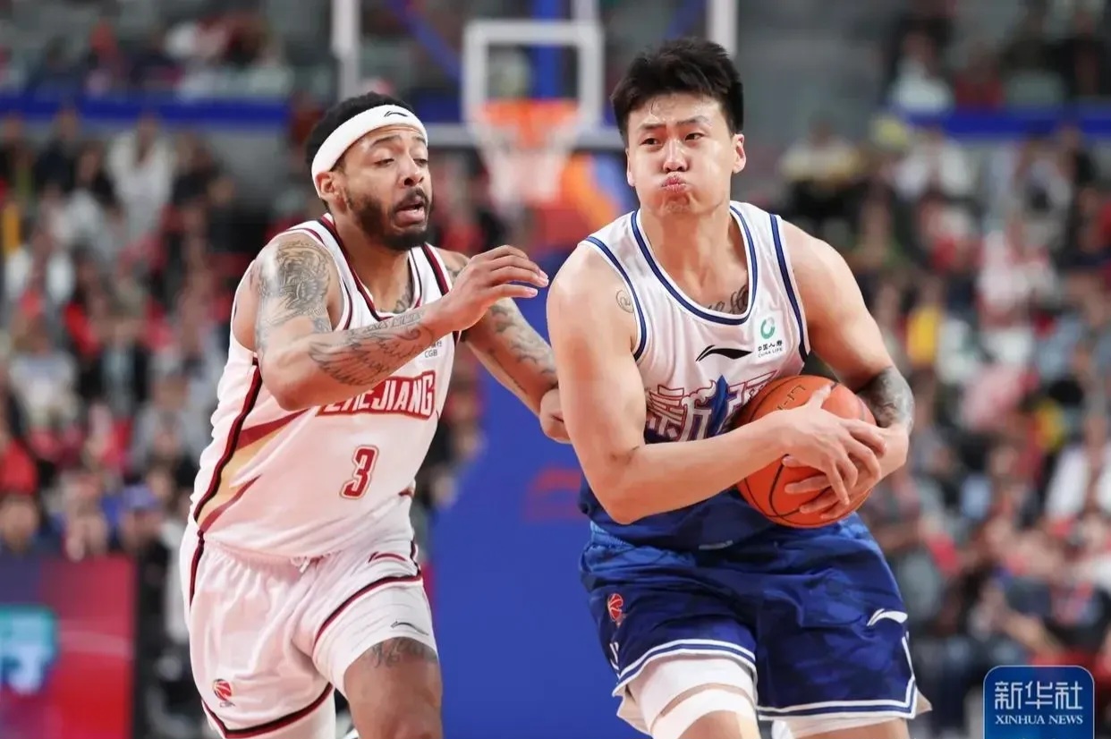 新疆队逆转浙江队，拉文点燃赛场