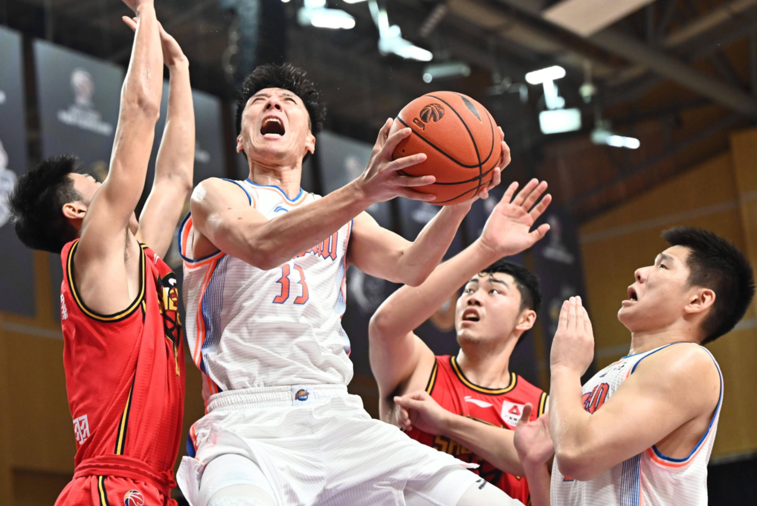 勇士鏖战四川队，约基奇点燃赛场