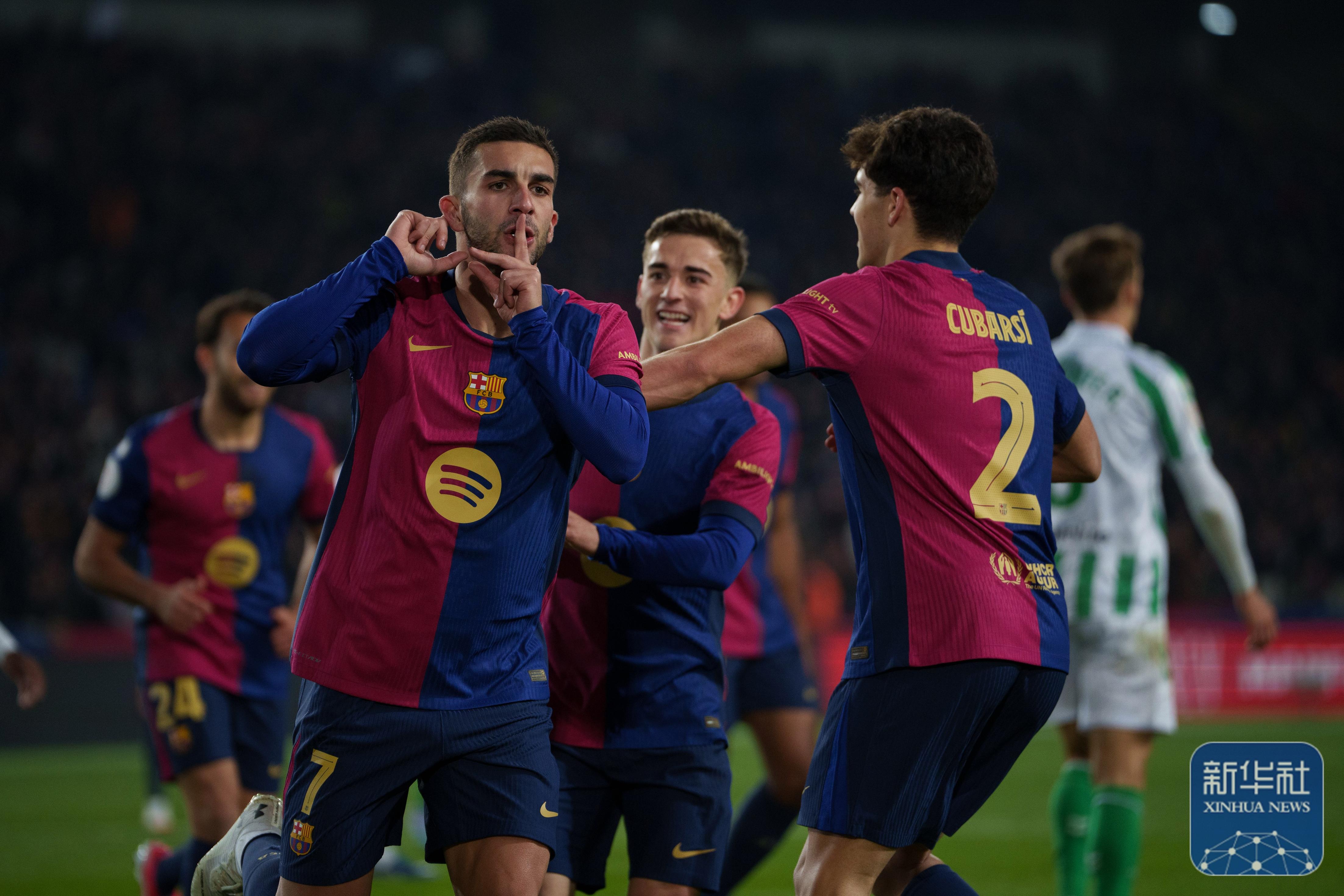 巴萨横扫巴黎，范戴克带队取胜