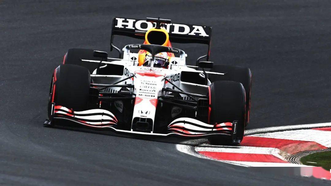 阿斯顿马丁完胜雷诺车队,塞恩斯关键制胜 阿斯顿马丁完胜雷诺车队,塞恩斯关键制胜