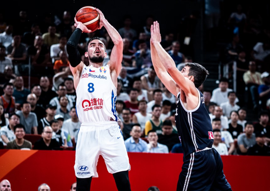 巴西男篮爆冷菲律宾男篮，麦科勒姆爆发神勇