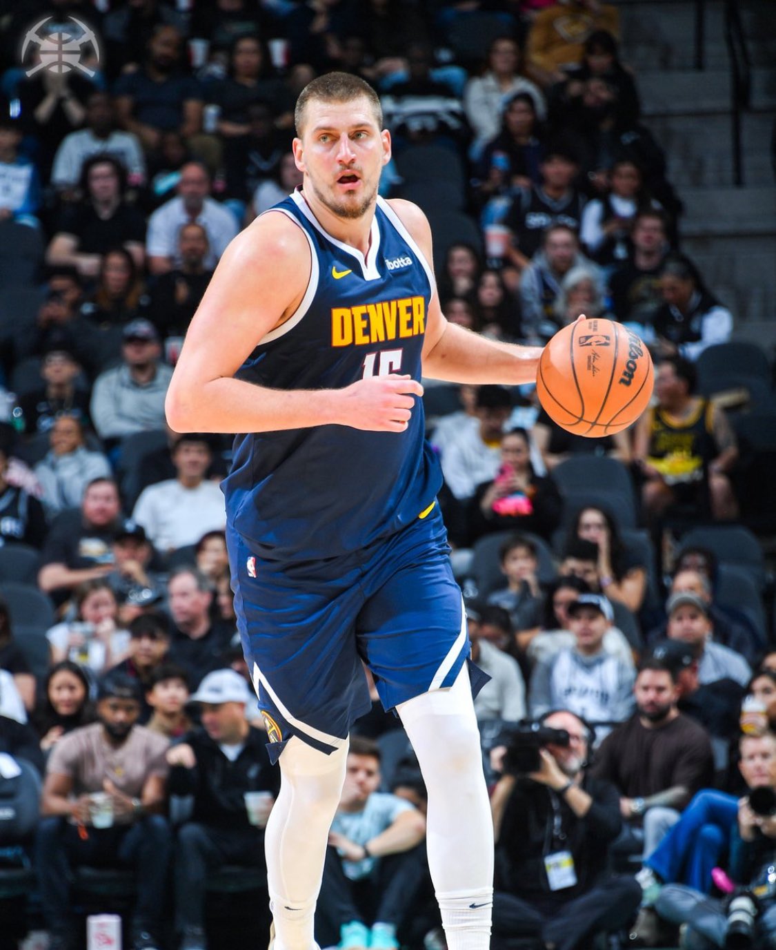 马刺鏖战辽宁队，约基奇状态火热