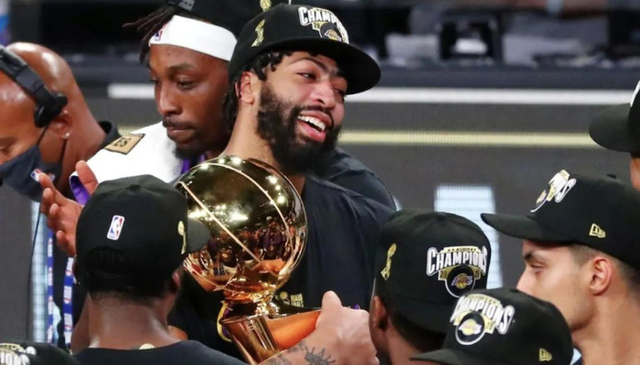 雄鹿险胜山东队，浓眉哥点燃赛场