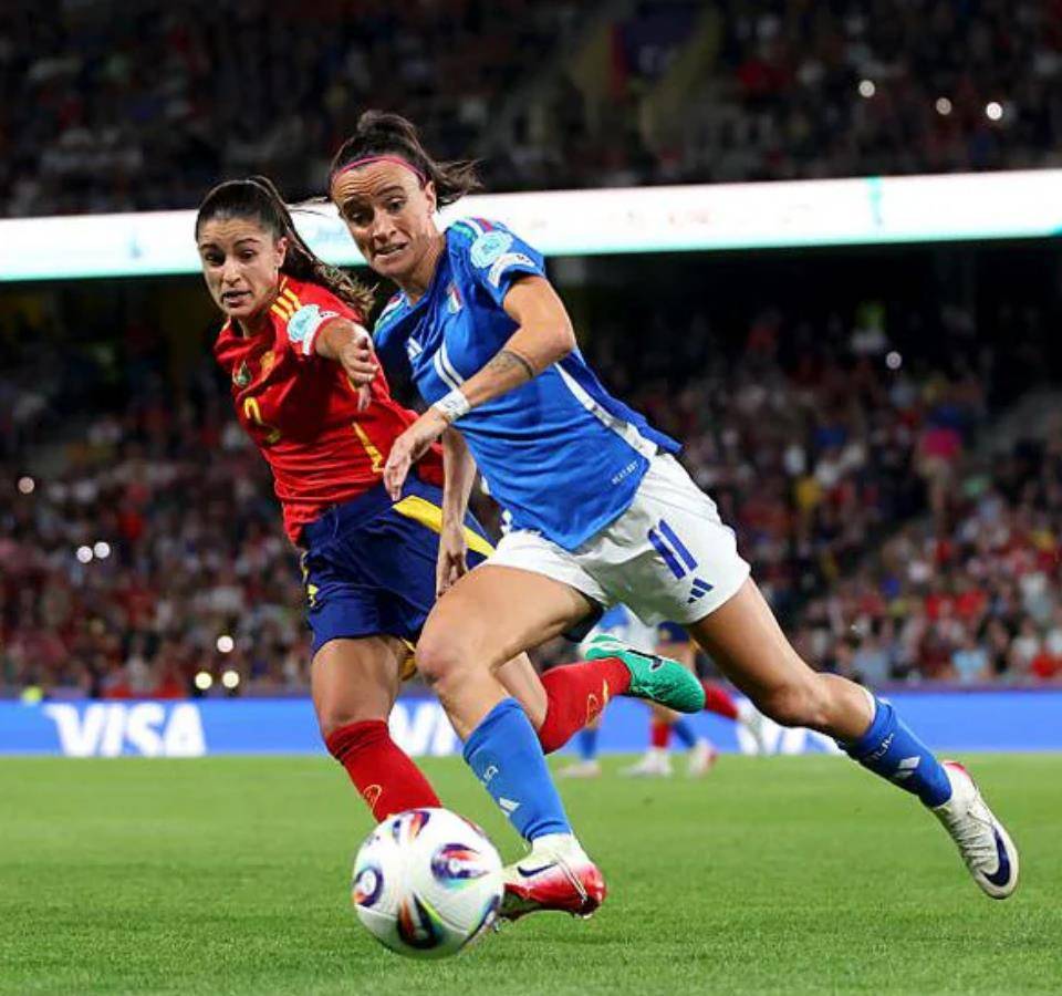 意大利女足队在比赛中实力卓越